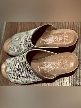 “Fly London” Leather Snakeskin Print Wedge Slides. Size: 7 / 37
EUC